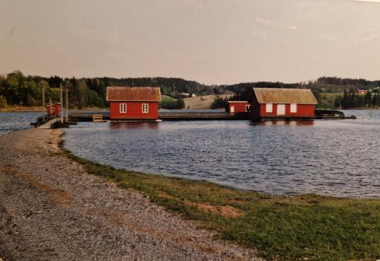 Bildet er fra 1990-tallet da brakkene lå lenger ute i elva. Fotograf ukjent.