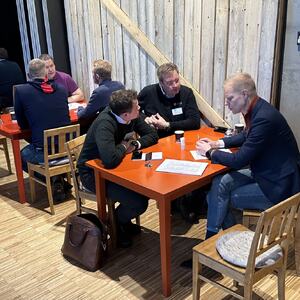 folk sitter ved småbord og prater