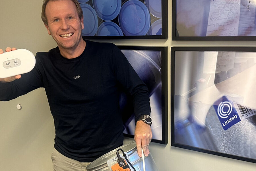 - Siden anlegget kommuniserer med Airthings får man også et dashboard hvor man kan se luftnivåene på de enkelte rommene, eksempelvis temperatur, luftmengde, fuktighet og at man har de nivåene man ønsker på et kontor eller i et klasserom, sier Thomas Tollefsen. salgssjef ventilasjon i Lindab.
