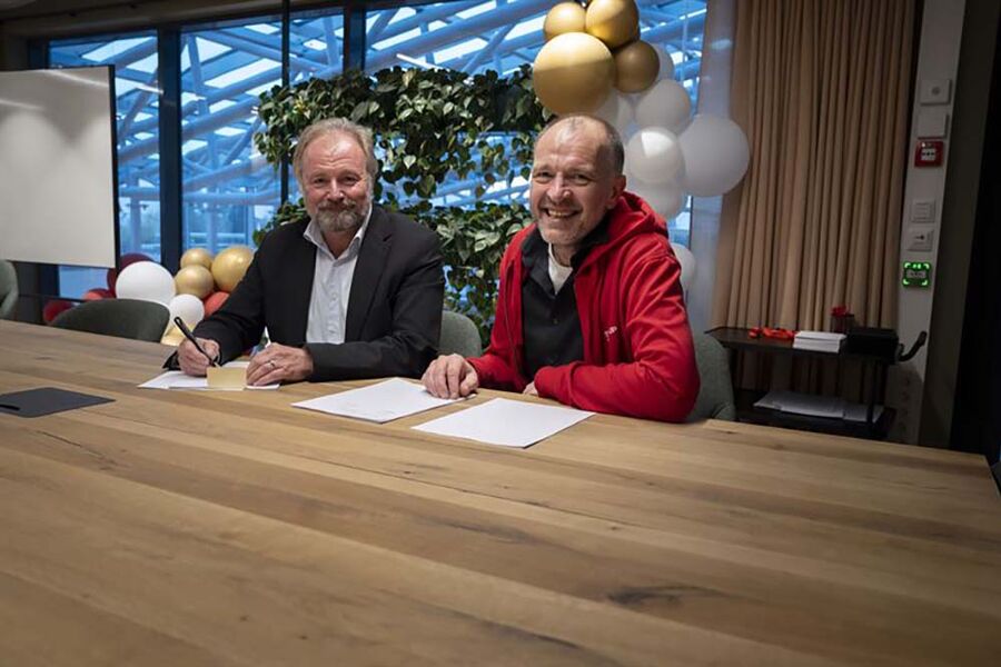 Fra høyre, Bård Hernes, konserndirektør Norconsult Hovedkontor, og Per Einar Dybvik, konsernsjef Startuplab.