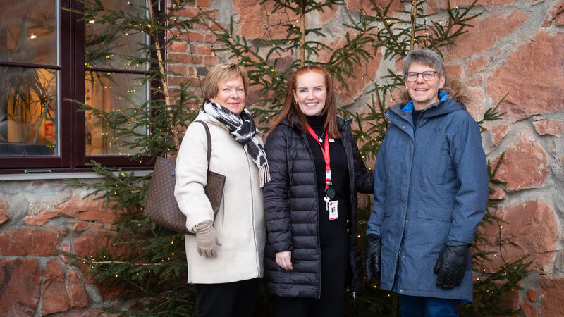 Foto (f.v.): Familiekontakt Marianne Bjørke Myhre, koordinator i HomeStart Pia Haugsjordet og familiekontakt Kjersti Platou. Foto av koordinator og frivillige i HomeStart