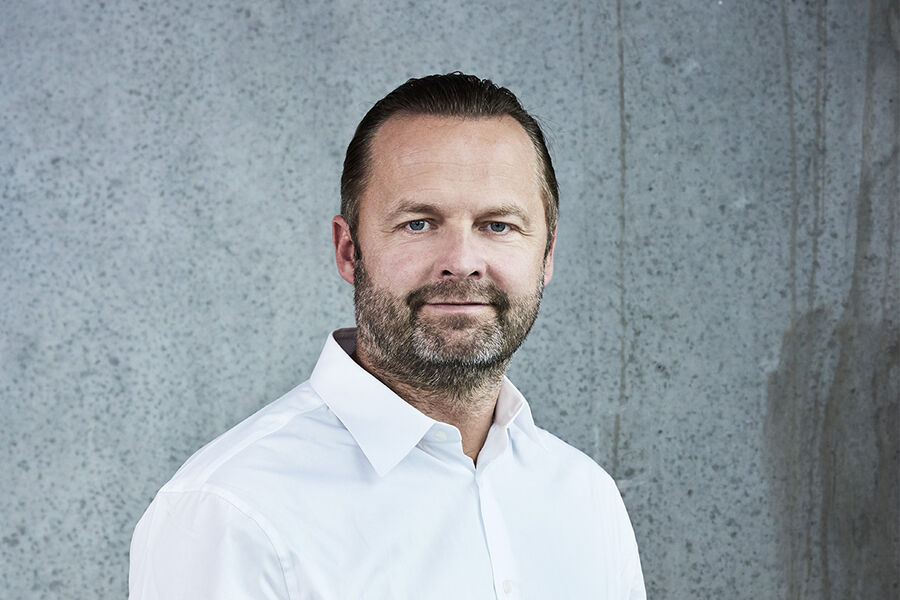 – Partene i byggebransjen kan bli enda flinkere til å samarbeide og jobbe på tvers av fagområder. Det handler om å bryte ned siloene og tenke i nye kostnadsreduserende metoder, samtidig som vi bygger mer bærekraftig, økonomisk, sosialt og miljømessig, sier Anders Strange, stiftende partner, CCO og arkitekt MAA i Arkitekt Anders Strange. Foto: Kirstine Mengel