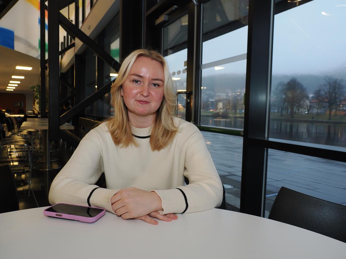 Martine Therece Værlien ved bord på Campus Drammen, USN