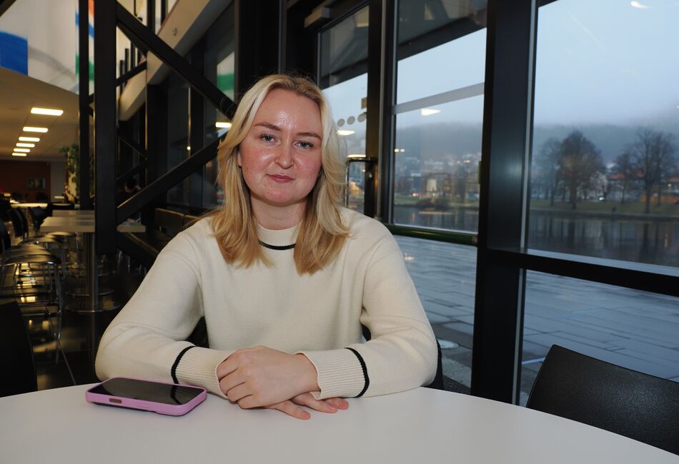 Martine Therece Værlien ved bord på Campus Drammen, USN