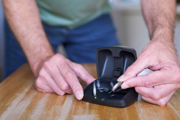 GÅR GREIT. Det er ikke godt å slippe unna nattlading – og nå beroliger både Direktoratet for samfunnssikkerhet og beredskap og høreapparatleverandørene. (Illustrasjonsfoto: Colourbox) GÅR GREIT. Det er ikke godt å slippe unna nattlading – og nå beroliger både Direktoratet for samfunnssikkerhet og beredskap og høreapparatleverandørene. (Illustrasjonsfoto: Colourbox)