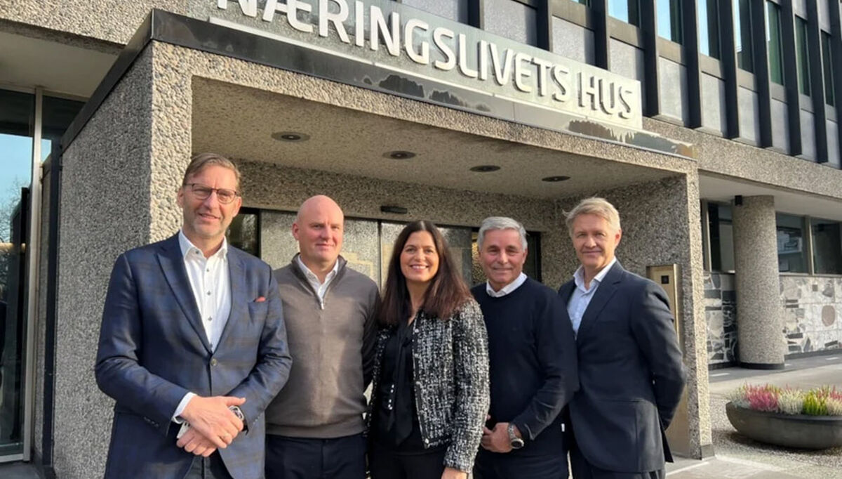 På bildet (fv): Styreleder Mathis Grimstad, Steffen Brørby, Nina Solli, Haakon Tronrud og Øivind Solbakken. Ikke tilstede: Nancy Jøssang. Foto: NHO Byggenæringen