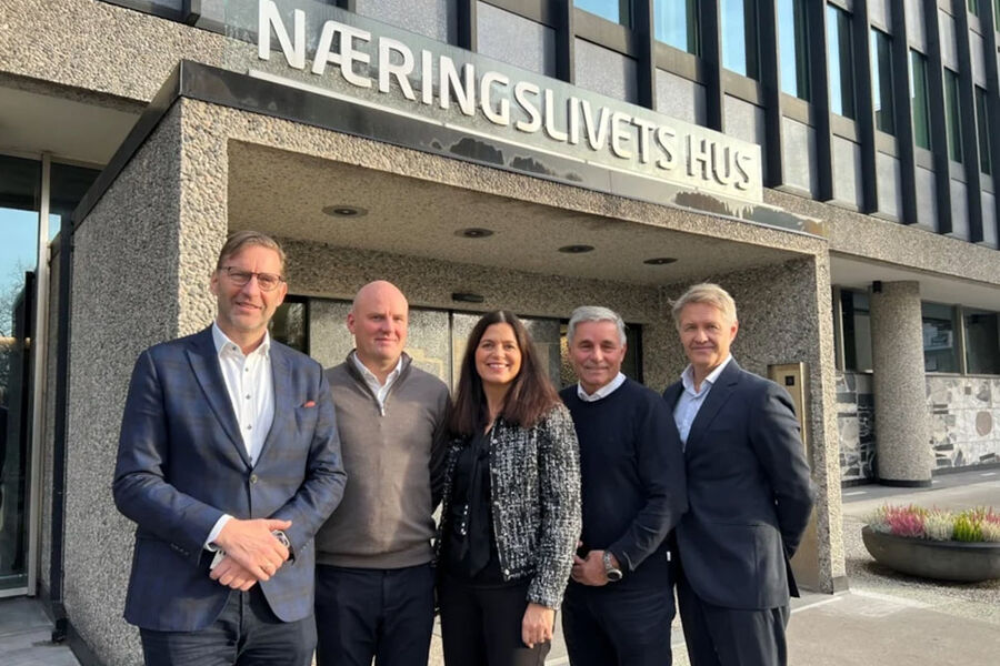 På bildet (fv): Styreleder Mathis Grimstad, Steffen Brørby, Nina Solli, Haakon Tronrud og Øivind Solbakken. Ikke tilstede: Nancy Jøssang. Foto: NHO Byggenæringen