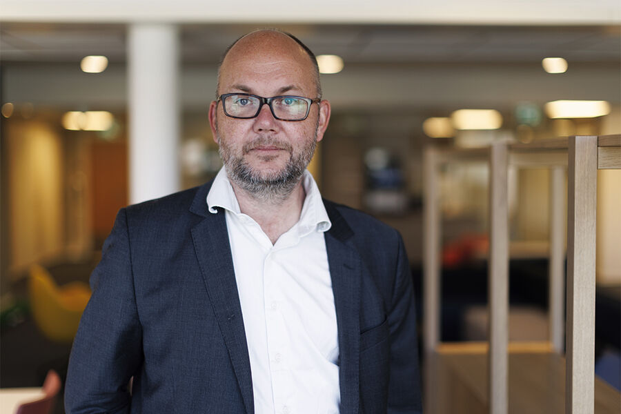 Erik Stensrud Marstein, sjefsforsker ved IFE, sier at det er ingen annen kraftkilde som kommer til å vokse like raskt som solkraft frem mot 2030. Variabel kraft og variabel kraftpris har derfor kommet for å bli. Dette skaper både et stort behov for, men også store muligheter for batterier. 