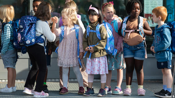 Elever på første skoledag i skolegården