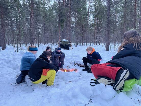 Elevene i 9. klasse har gjennom uteskole i KRLE-faget bygget og etablert egen leirplass. Foto: Karen Reiersen