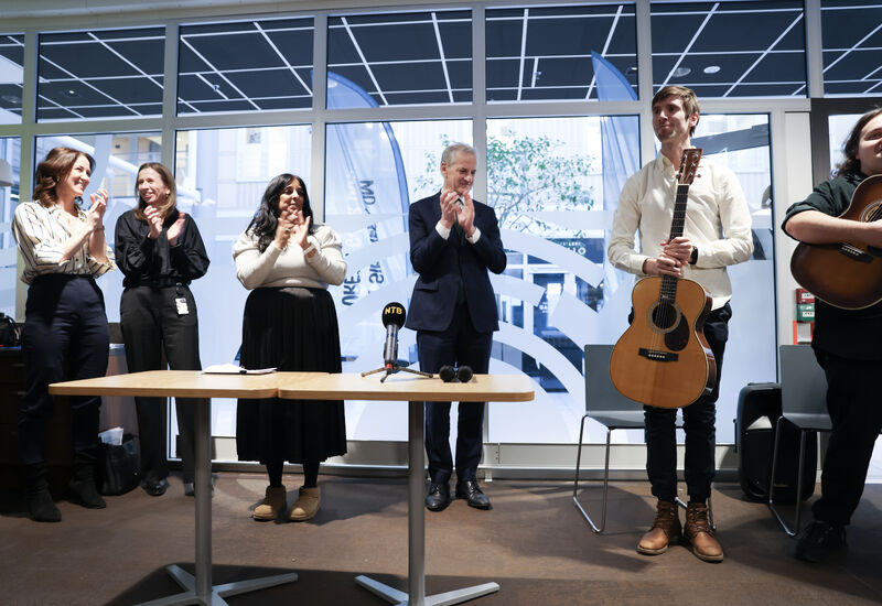 APPLAUS. Statsminister Jonas Gahr Støre med flere statsråder applauderte for storfin opptreden, og fikk applaus tilbake under pressekonferansen der gladnyheten ble sluppet. Foto: NTB