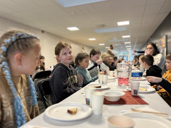 Alle skolens elever fikk på Samefolkets dag servert tradisjonell buljong i skolens Vrimlehall. Her er elever i 4. klasse et godt stykke inn i måltidet. Foto: Karen Reiersen