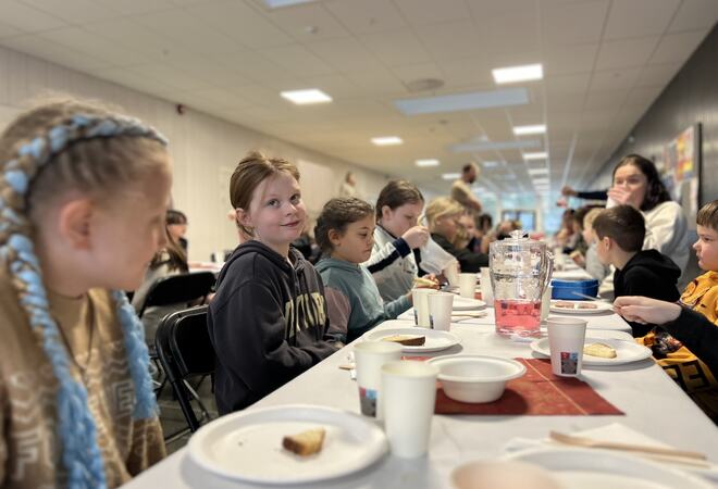 Alle skolens elever fikk på Samefolkets dag servert tradisjonell buljong i skolens Vrimlehall. Her er elever i 4. klasse et godt stykke inn i måltidet. Foto: Karen Reiersen