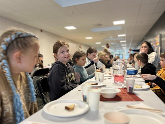 Alle skolens elever fikk på Samefolkets dag servert tradisjonell buljong i skolens Vrimlehall. Her er elever i 4. klasse et godt stykke inn i måltidet. Foto: Karen Reiersen