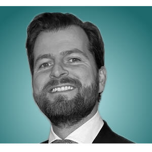Portrett av mann med mørkt hår og skjegg