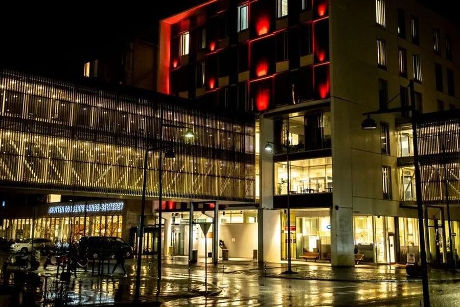 Eksempler fra Norge, deriblant St. Olavs hospital, viser at mikrobiell korrosjon kan utløse omfattende vedlikehold og reparasjoner selv i moderne bygg med høy teknisk standard. Foto: Annika Byrde / NTB