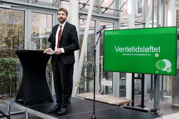 ET LØFT. Helse- og omsorgsminister Jan Christian Vestre vil ha et skikkelig løft i hørselsomsorgen, og ventetidene skal kraftig ned. Foto. NTB