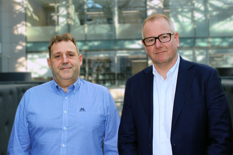 På bildet ser vi fra venstre,Thomas Steen-Gundersen, Property Manager i Alligo, og Christian Fløistad, porteføljeforvalter i Noova Energy Systems.