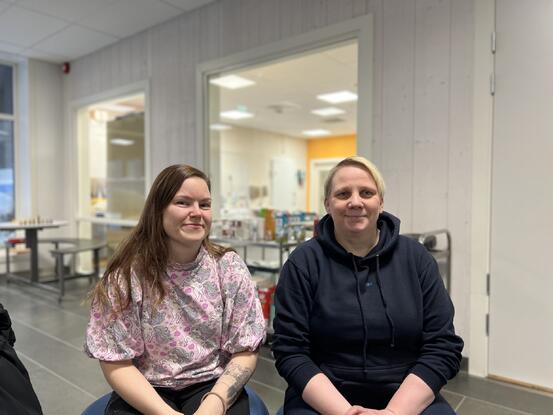 Inger-Johanne Berg og Lena Larsen fra BUFFF Helse serverer frokost i Vrimlehallen på skolen hver tirsdag. Foto: Karen Reiersen