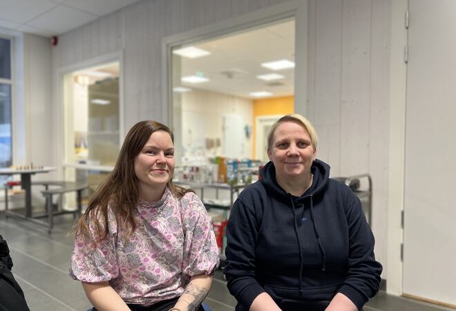 Inger-Johanne Berg og Lena Larsen fra BUFFF Helse serverer frokost i Vrimlehallen på skolen hver tirsdag. Foto: Karen Reiersen