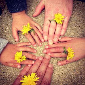 Barnehender i en ring med blomster