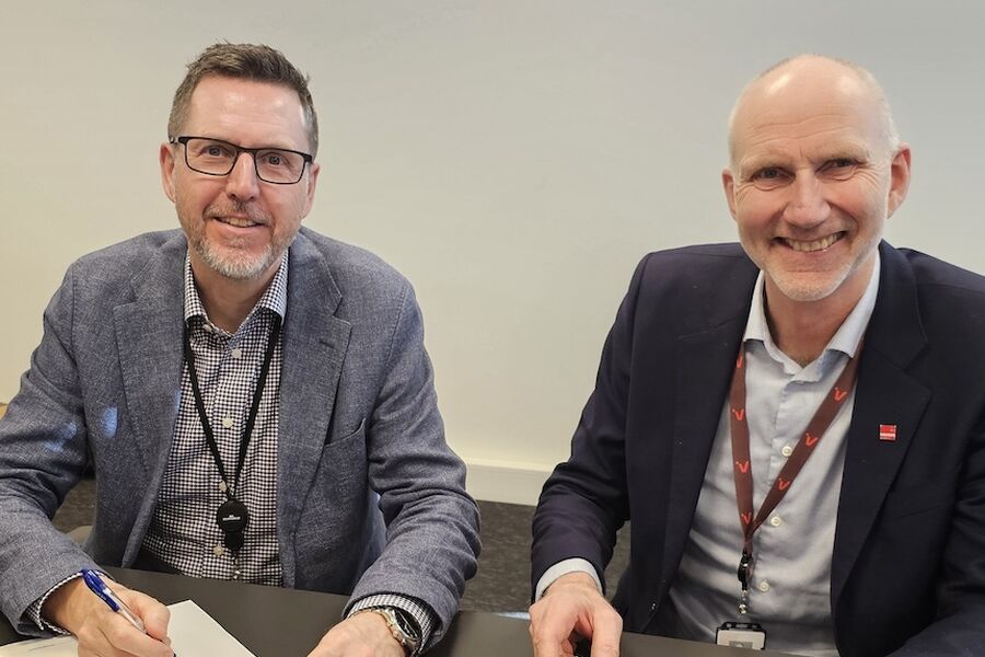 Kommunikasjonsdirektør Thomas Skjennald i OBOS og avdelingsleder Kaare Gilhus i Veidekke Bygg Oslo. Foto: Veidekke