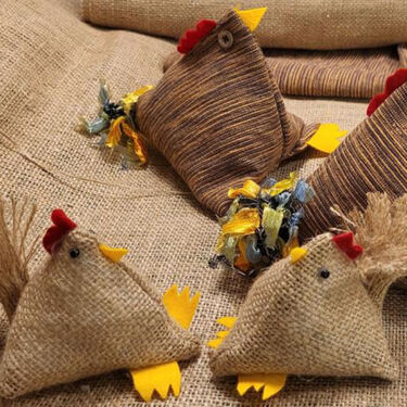 Foto av påskepynt laget på biblioteket