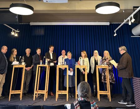 Fra venstre: Mona Nilsen (Ap), Åslaug Sem-Jacobsen (Sp), Turid Kristensen (H), Silje Hjemdal (Frp), Knut Oftung (LDO), Ivar Stokkereit (BO), Kristian Sandberg (Aarhus universitet), Eivind Meland (UiB), Hanne Skråmm (Advokatforeningen) og Rune Rækken (F2F). Foto: Even Stormoen