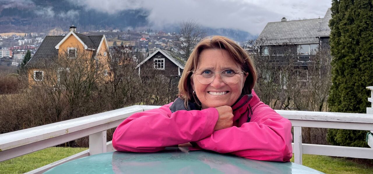 GLAD I FJELL. Inger Anita Herheim i sitt rette element. Her fra en av hennes mange fjellturer i Lofoten en flott sommerdag. Foto: Privat