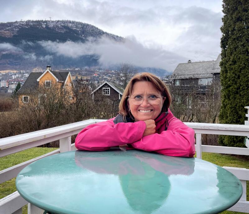 GLAD I FJELL. Inger Anita Herheim i sitt rette element. Her fra en av hennes mange fjellturer i Lofoten en flott sommerdag. Foto: Privat
