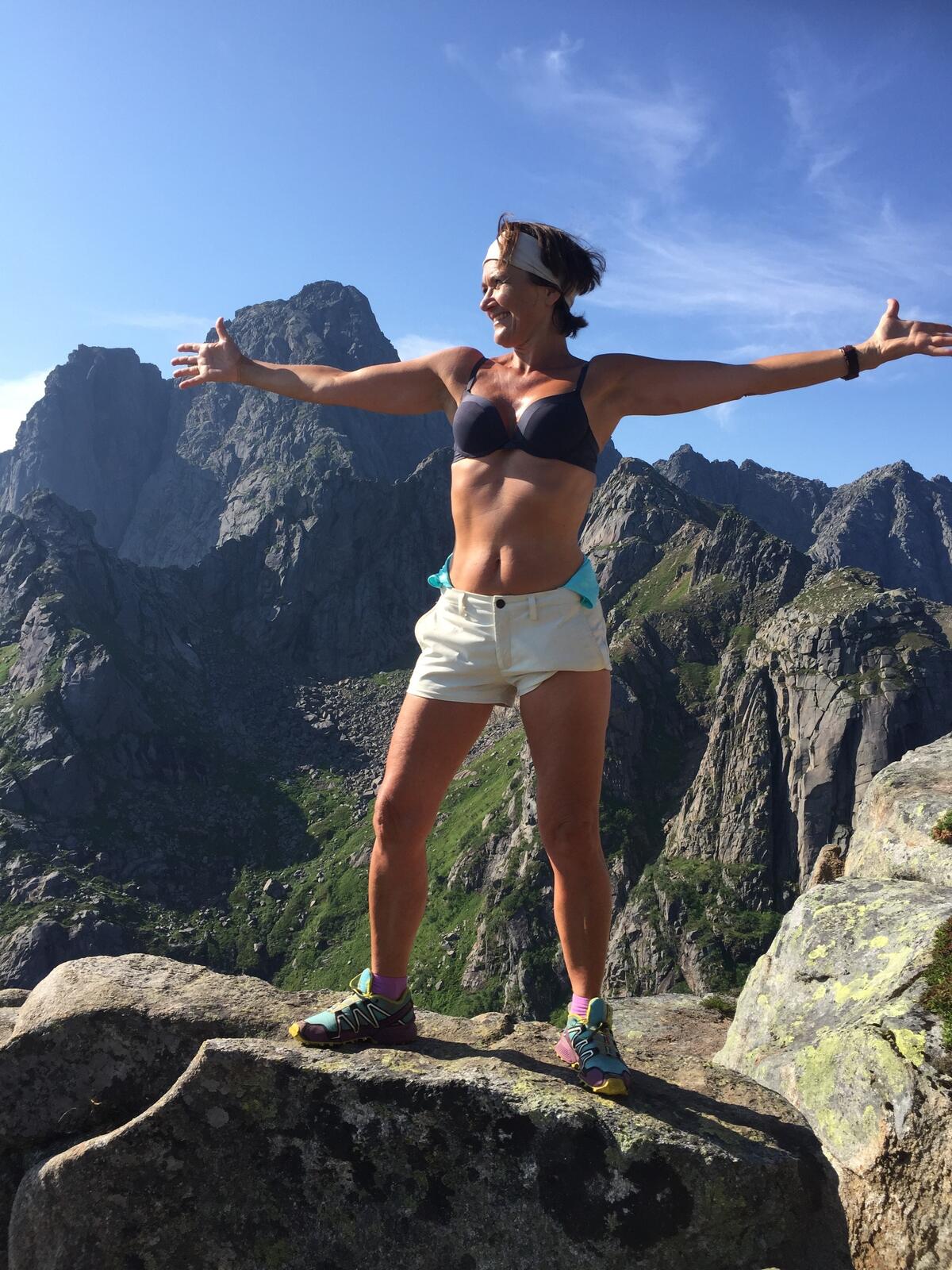 GLAD I FJELL. Inger Anita Herheim i sitt rette element. Her fra en av hennes mange fjellturer i Lofoten en flott sommerdag. Foto: Privat