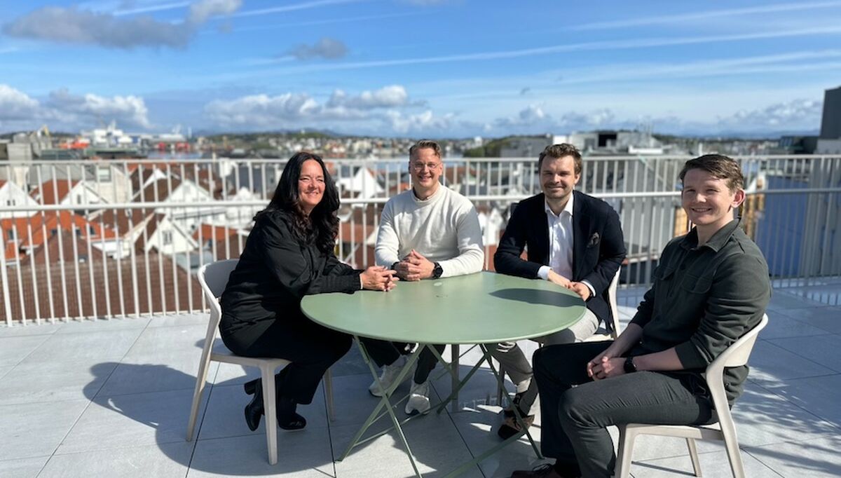 LINK Arkitekturs administrerende direktør Grethe Haugland inngår avtale med gründerne av Heime: Christian H. Skjelbakken, Vetle Bringsjord og Kristian Aksland. Foto: LINK Arkitektur