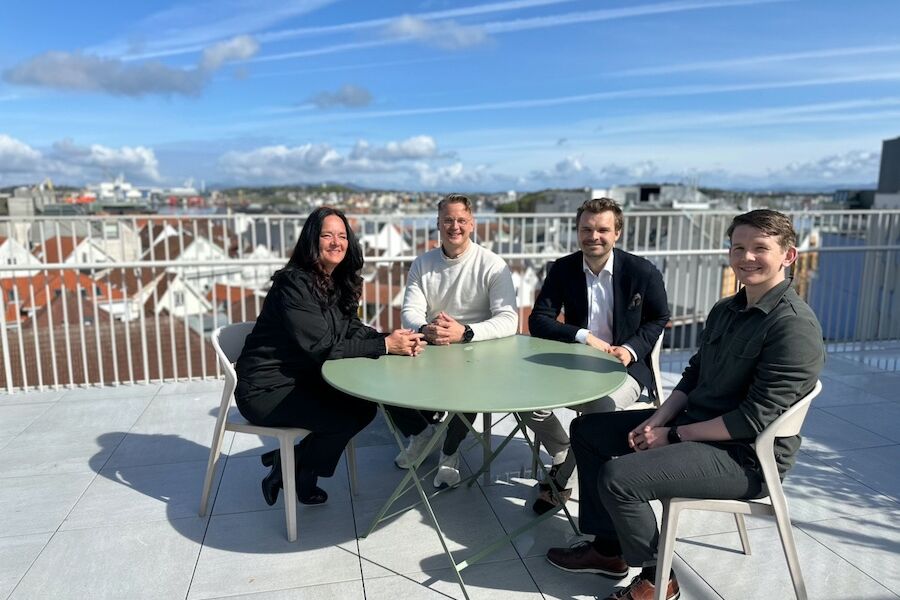 LINK Arkitekturs administrerende direktør Grethe Haugland inngår avtale med gründerne av Heime: Christian H. Skjelbakken, Vetle Bringsjord og Kristian Aksland. Foto: LINK Arkitektur