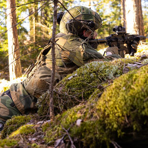 Foto av soldat i skogen
