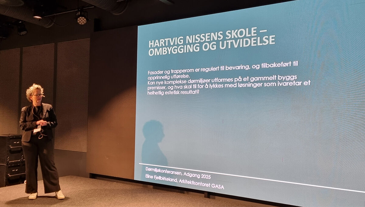 Eline Fjellbirkeland, sivilarkitekt MNAL i arkitektkontoret GASA, holdt nylig et innlegg på Dørmiljøkonferansen - Adgang 2025 i Oslo, hvor hun presenterte hva de har gjort i forhold til dørmiljøet på Hartvig Nissens skole i forbindelse med rehabiliteringen og nybyggene der.