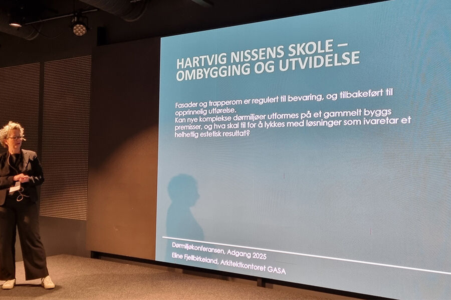Eline Fjellbirkeland, sivilarkitekt MNAL i arkitektkontoret GASA, holdt nylig et innlegg på Dørmiljøkonferansen - Adgang 2025 i Oslo, hvor hun presenterte hva de har gjort i forhold til dørmiljøet på Hartvig Nissens skole i forbindelse med rehabiliteringen og nybyggene der.