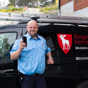 Tommy Simensen fra Brannvesenet foran feierbil