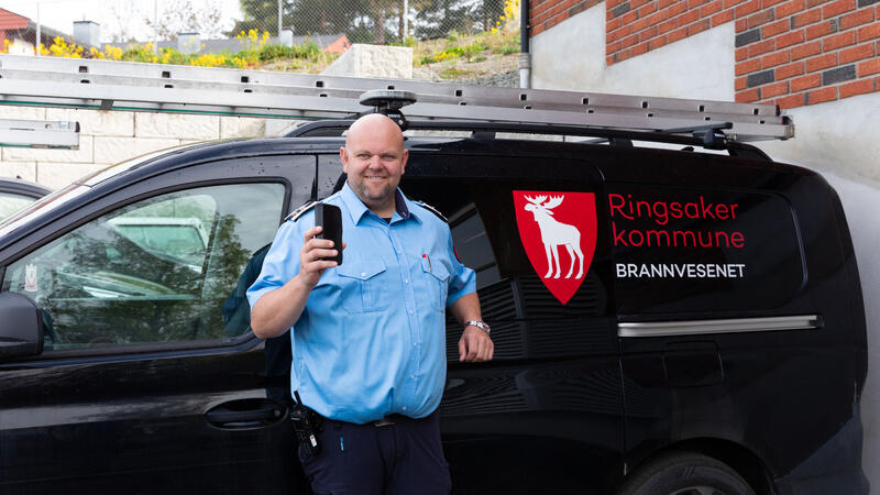 Tommy Simensen fra Brannvesenet foran feierbil