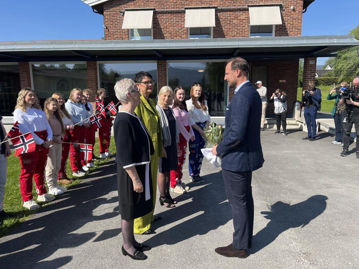 Kronprinsen hilser på mange folk foran skole