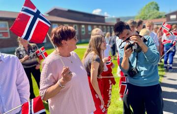 To elever ser på bildene i et kamera