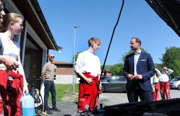 Elever ved bilpanser sammen med Kronprinsen
