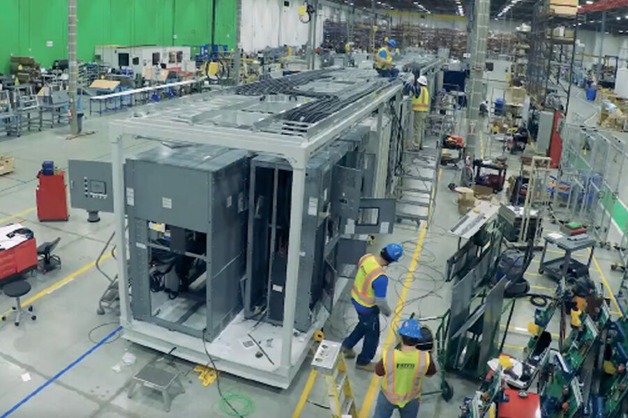 Datasentre leveres i moduler som blir prefabrikkert i kontrollerte omgivelser og bygget av eksperter innen faget. Foto: Schneider Electric.