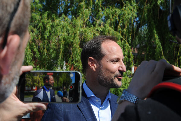 Kronprins Haakon filmes med mobiltelefon i profil med mobil