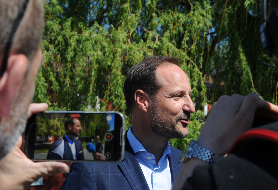 Kronprins Haakon filmes med mobiltelefon i profil med mobil