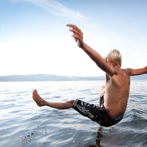 Foto av ungdom som hopper i Mjøsa