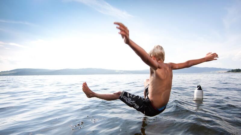Foto av ungdom som hopper i Mjøsa