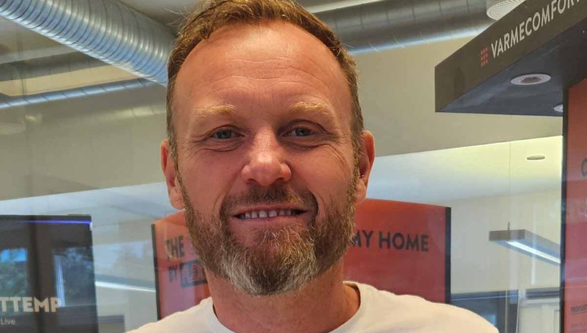 – Formålet med styreboksen er å øke sikkerheten i bygg der sprinklerør kan bli utsatt for kulde, sier Lars Ruud, daglig leder i Varmecomfort.