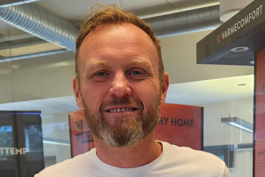 – Formålet med styreboksen er å øke sikkerheten i bygg der sprinklerør kan bli utsatt for kulde, sier Lars Ruud, daglig leder i Varmecomfort.