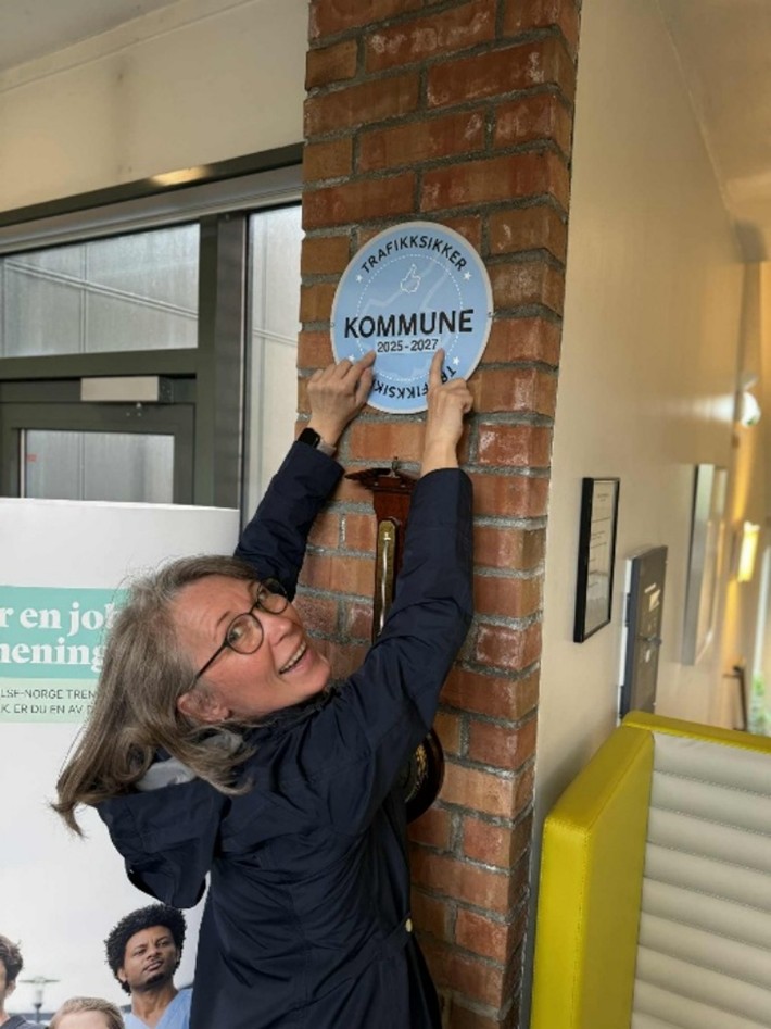 Marianne Schou Bakos henger opp nye merkelapper for godkjenningsperioden 2025-2027