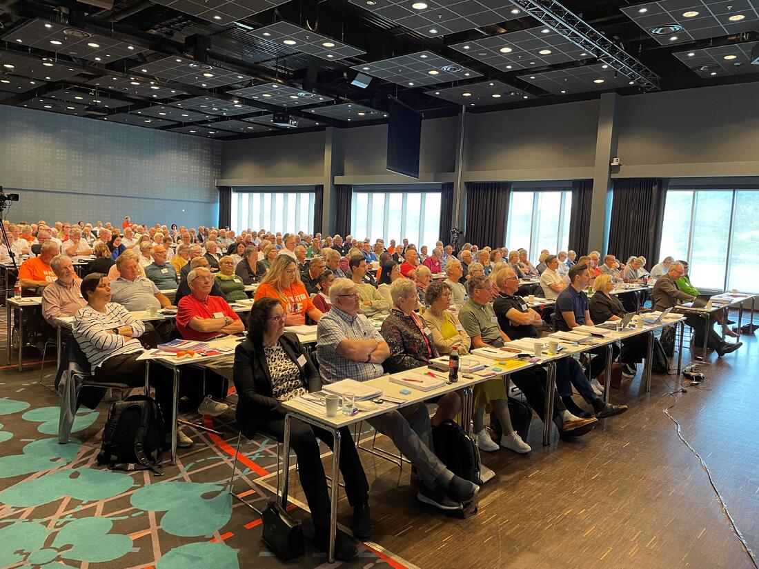 Forsamling i en stor sal